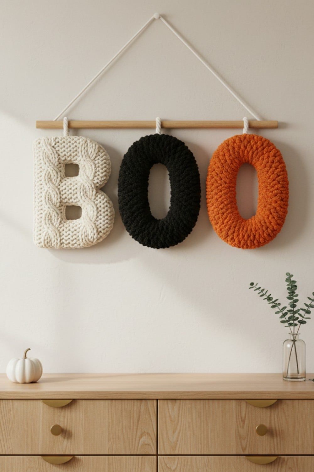 15 Cozy Halloween Bedroom Decor Ideas – Craft a ‘Boo-tiful’ Textural Yarn Wall Hanging