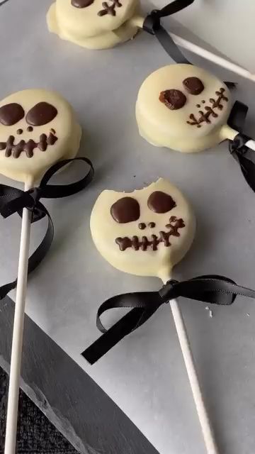 Spooky Skeleton Oreo’s Halloween Dessert