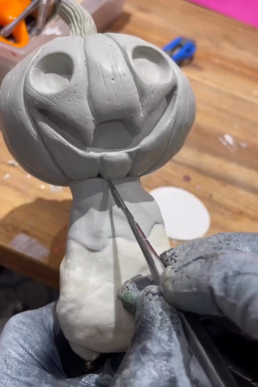 Pumpkin Guy Sculpture 🎃🌻#halloween #spookymonth #pumpkinsculpture