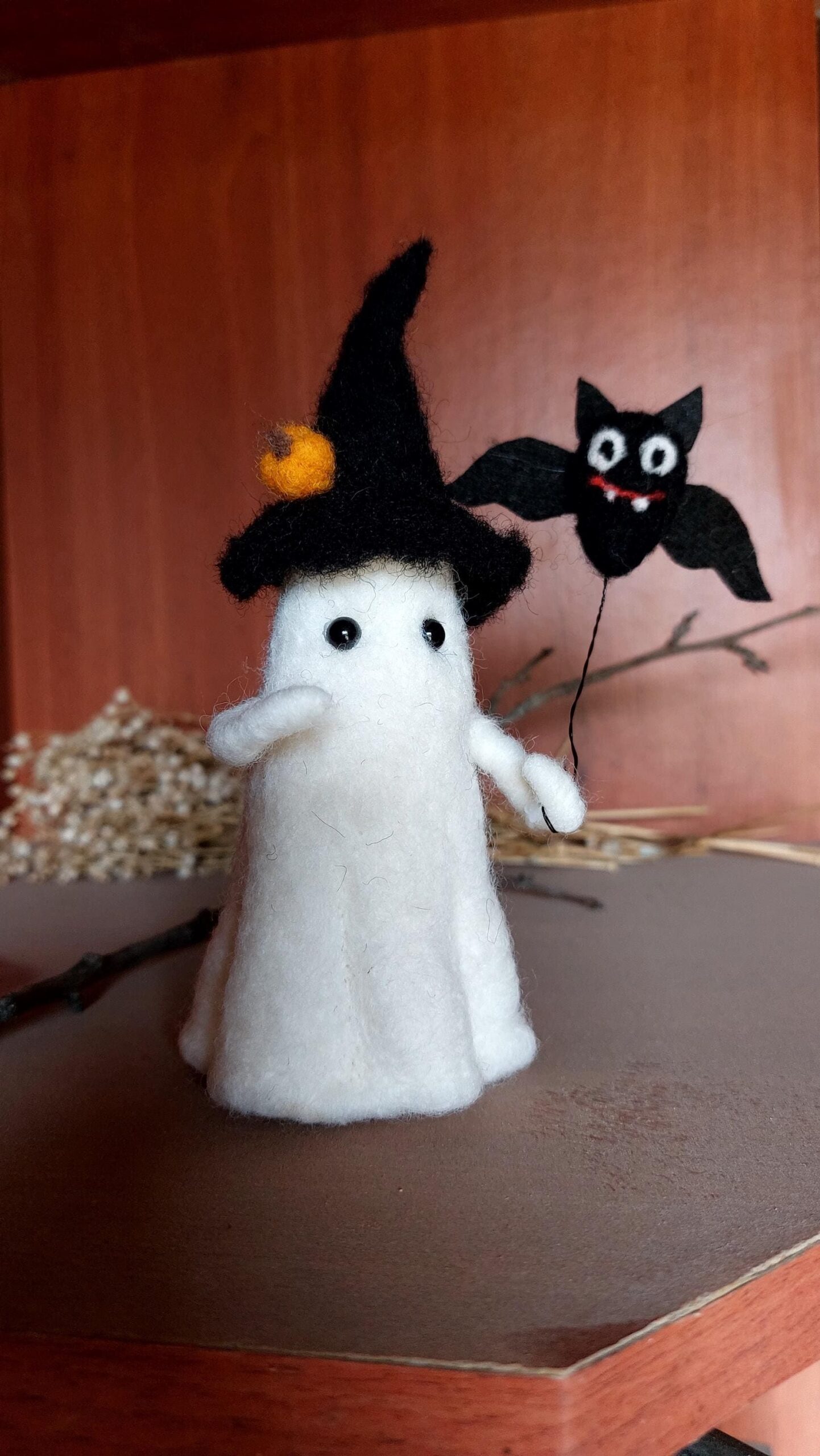 Halloween Geist mit fliegender Fledermaus – Nadel gefilzte Gost Figur – Halloween Horror Dekoration