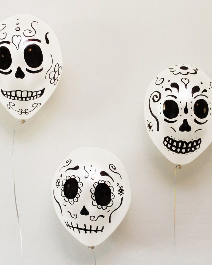 10 Halloween Balloon DIYs That’ll Kill At Your Party
